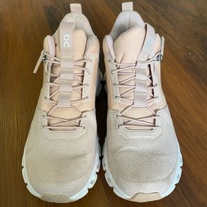 On Running Cloud Hi Monochrome shoe